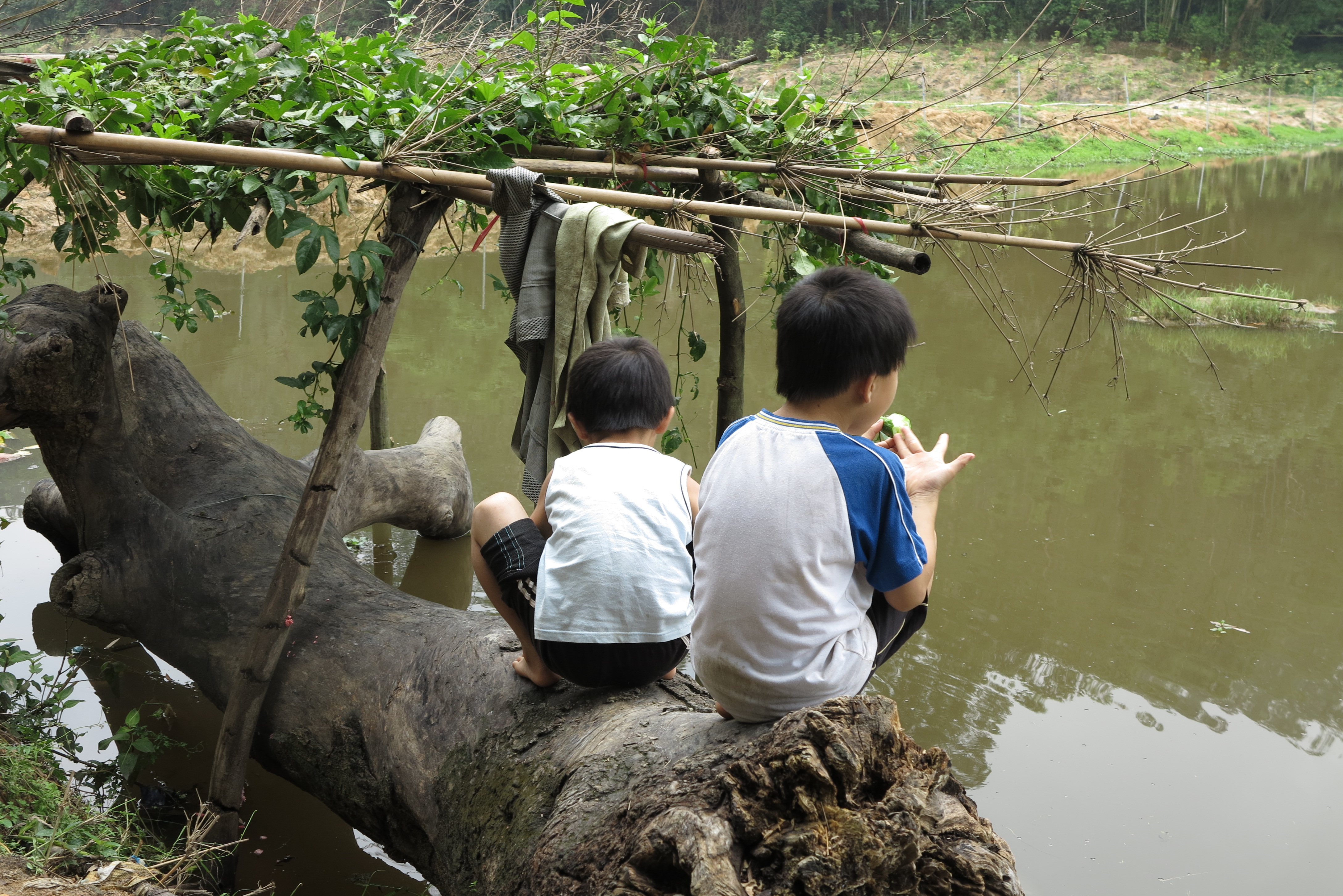 代耕农孩子在河边