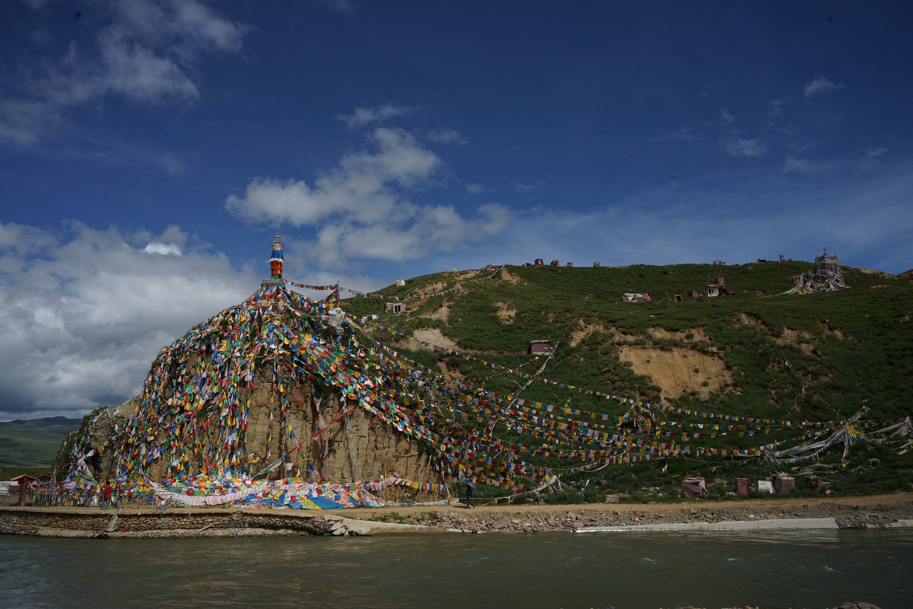 亚青寺经幡与山坡